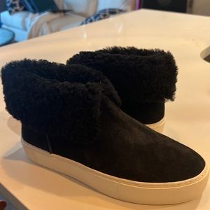 Ugg Plush Black Boot 7.5 US